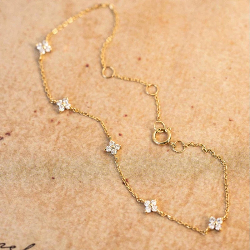 Curb Bracelet with Delicate Flowers in Gold Zircon