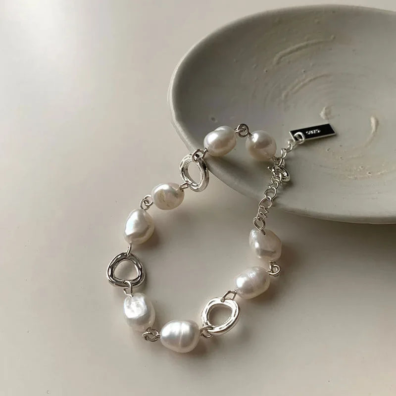 Style Chain Bracelet with White Pearls