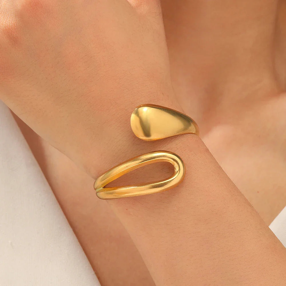 Elegant Curb Bracelet with Gold Water Drop