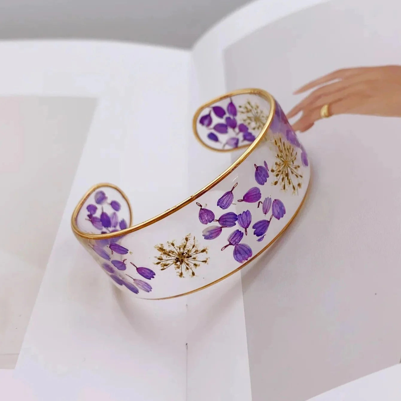 Transparent Resin Flower Curb Bracelet violet a