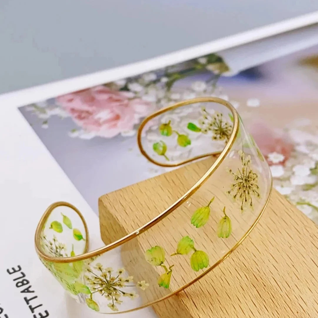 Transparent Resin Flower Curb Bracelet green a