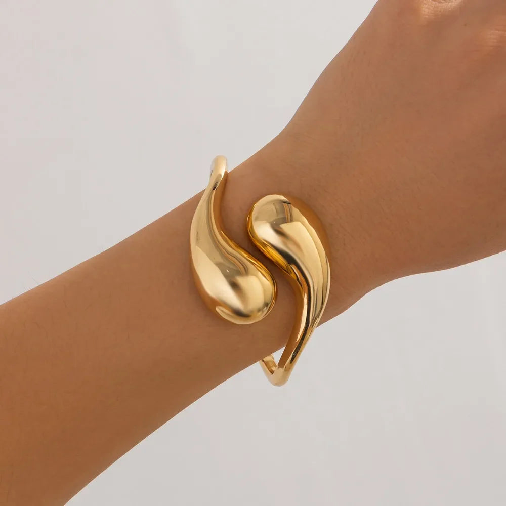Asymmetric Large Water Drop Curb Bracelet gold
