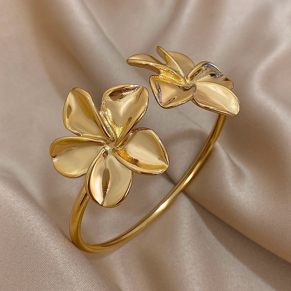 Curb Bracelet Large 5-Petal Flowers gold