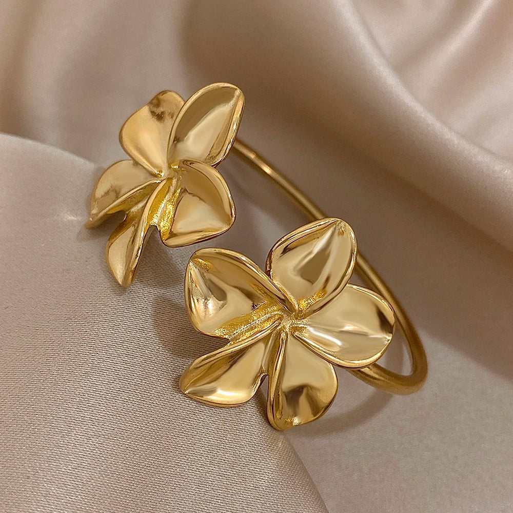 Curb Bracelet Large 5-Petal Flowers gold