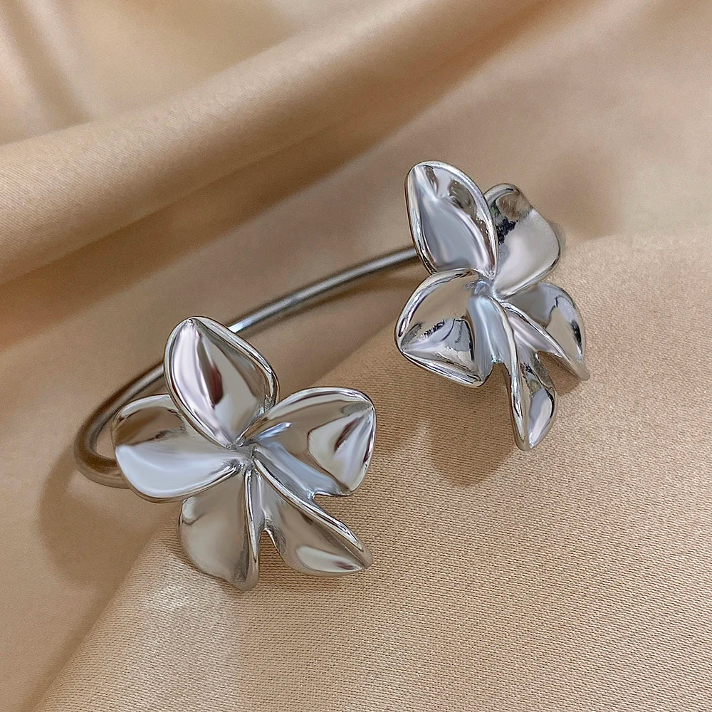 Curb Bracelet Large 5-Petal Flowers silver