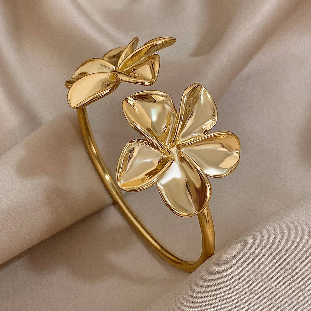 Curb Bracelet Large 5-Petal Flowers gold