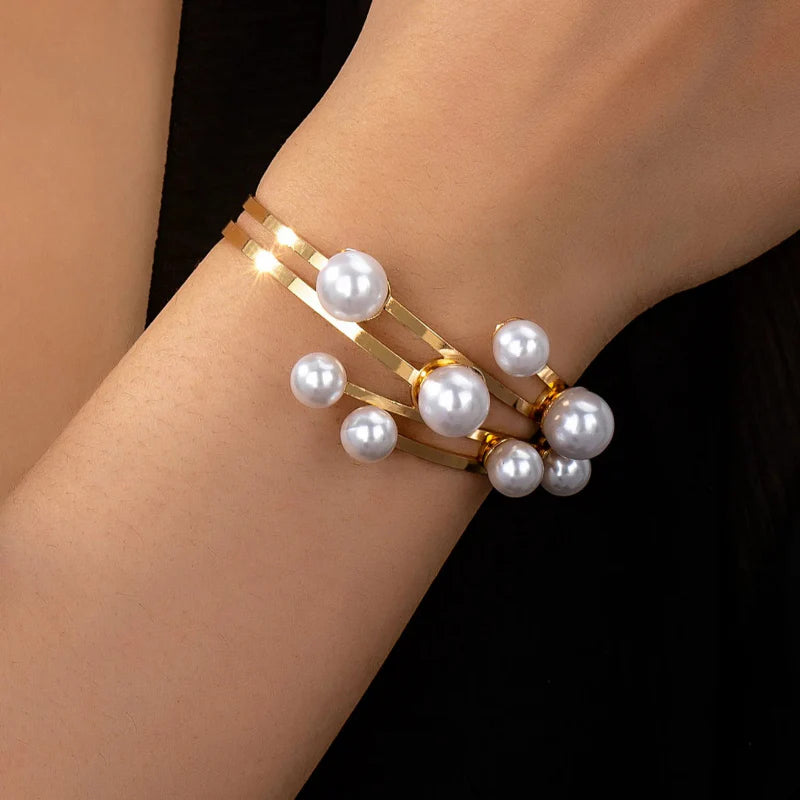 Stylish Bracelet with White Pearls