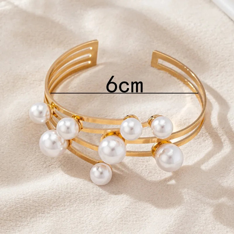 Stylish Bracelet with White Pearls
