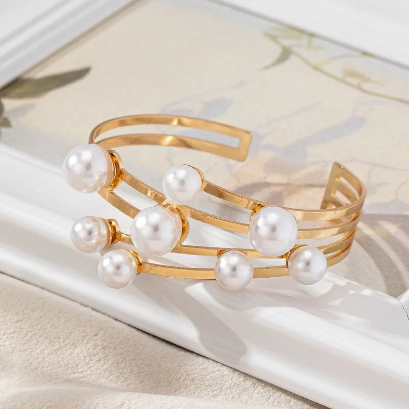 Stylish Bracelet with White Pearls