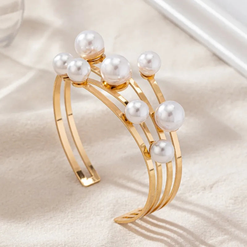Stylish Bracelet with White Pearls