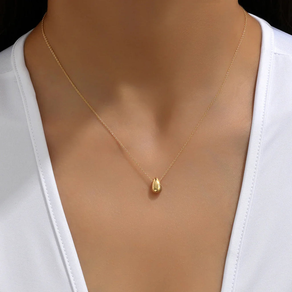 Necklace with Fine Water Drop Pendant in gold