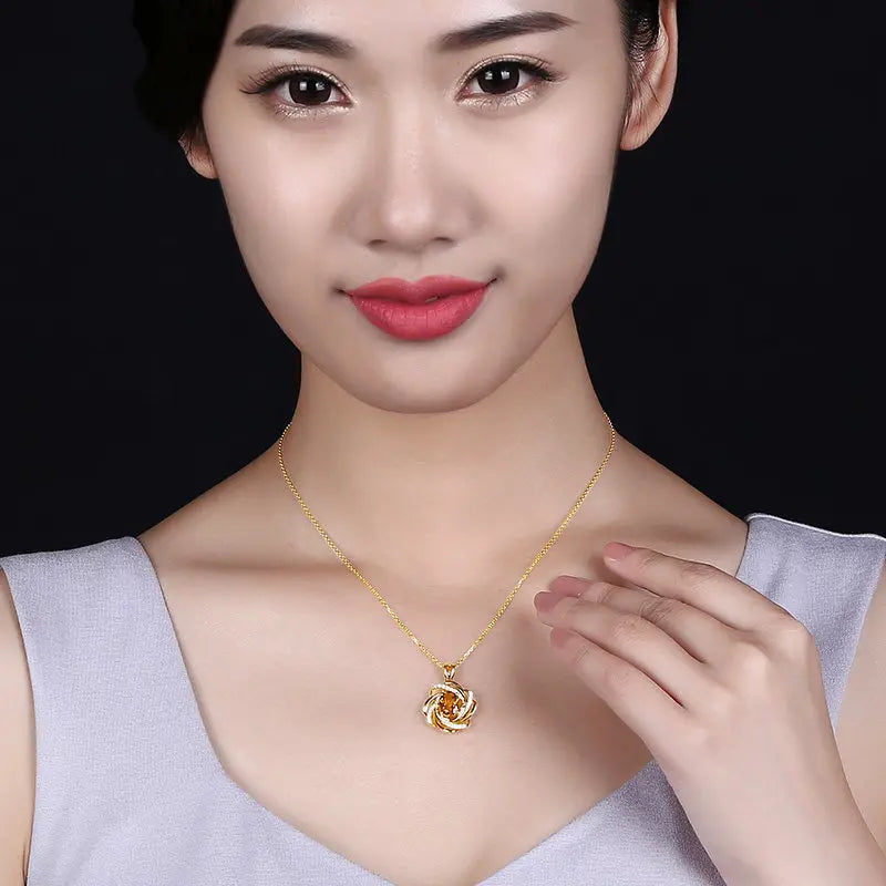 Necklace with Pretty Flower Pendant, Pearl and Zircon in Gold