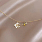 Necklace with bee pendant and daisy flower