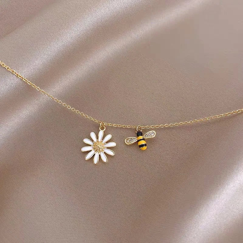Necklace with bee pendant and daisy flower