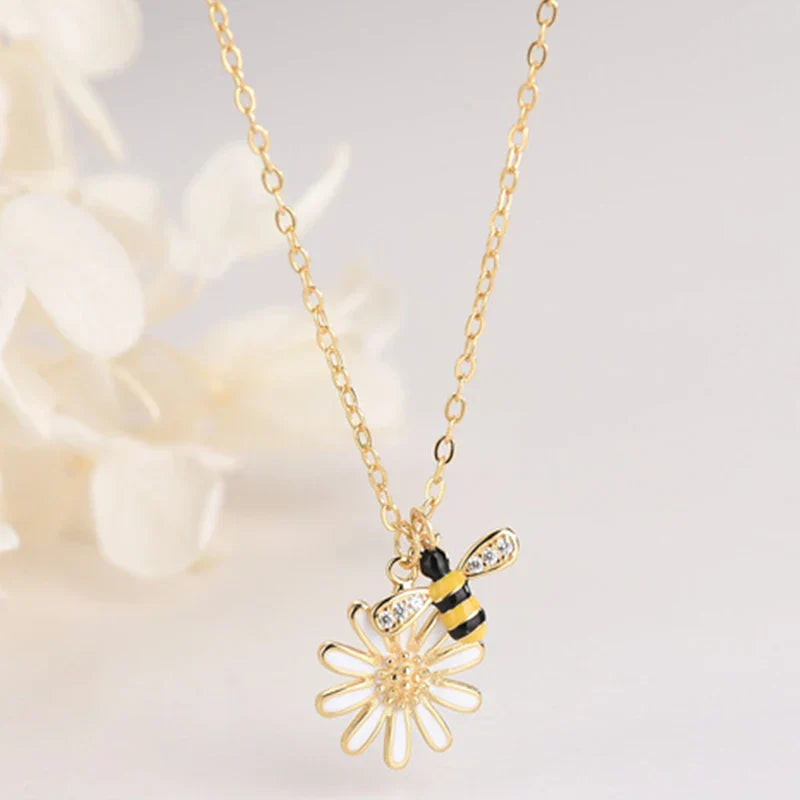 Necklace with bee pendant and daisy flower