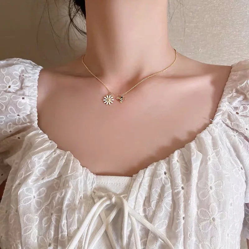 Necklace with bee pendant and daisy flower