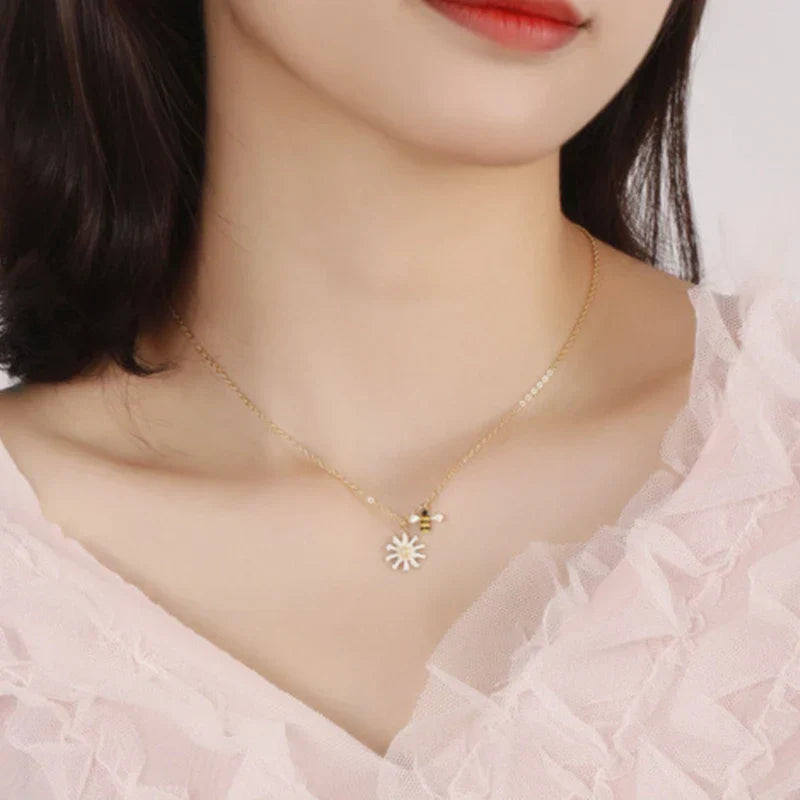Necklace with bee pendant and daisy flower