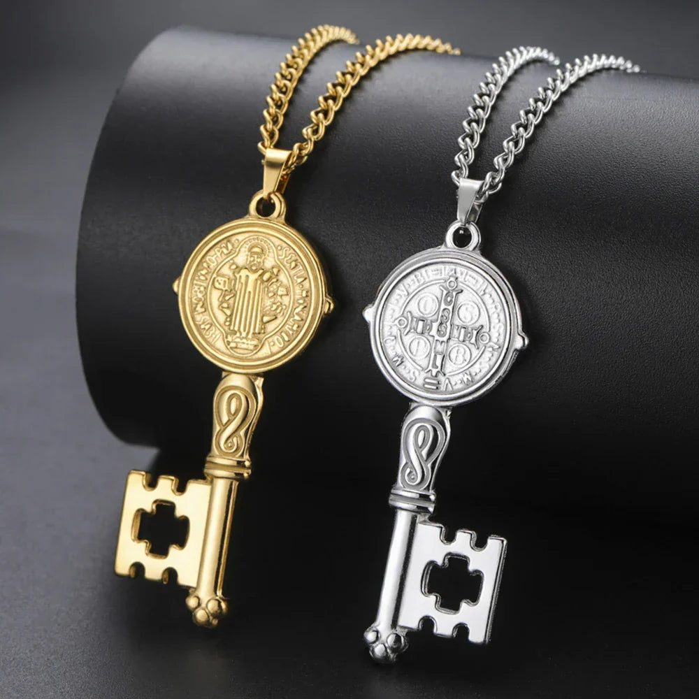 Necklace with Catholic key pendant gold