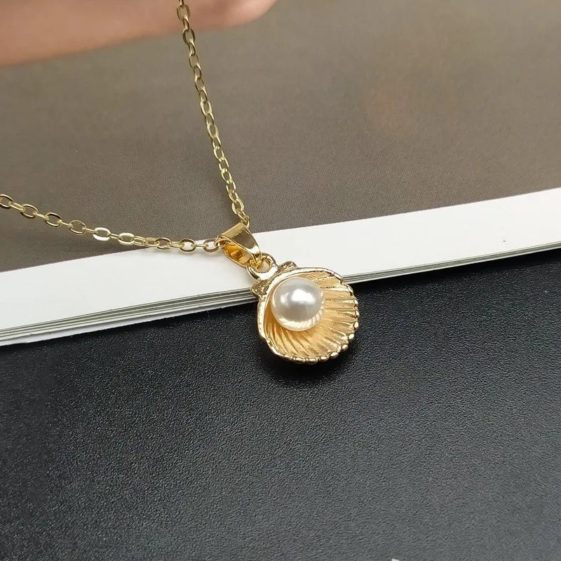 Necklace with Scallop Shell and Pearl Pendant gold