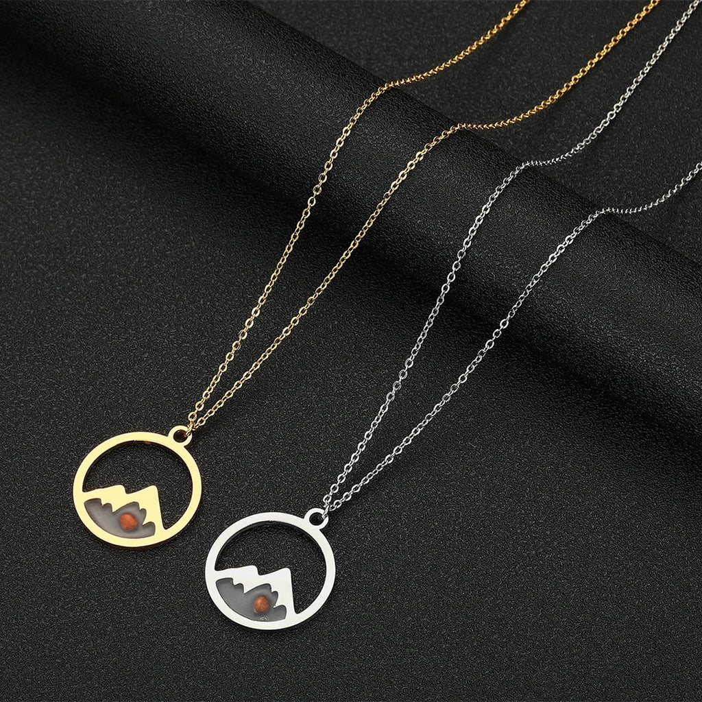 Necklace with Round Mountain and Seed Pendant in gold