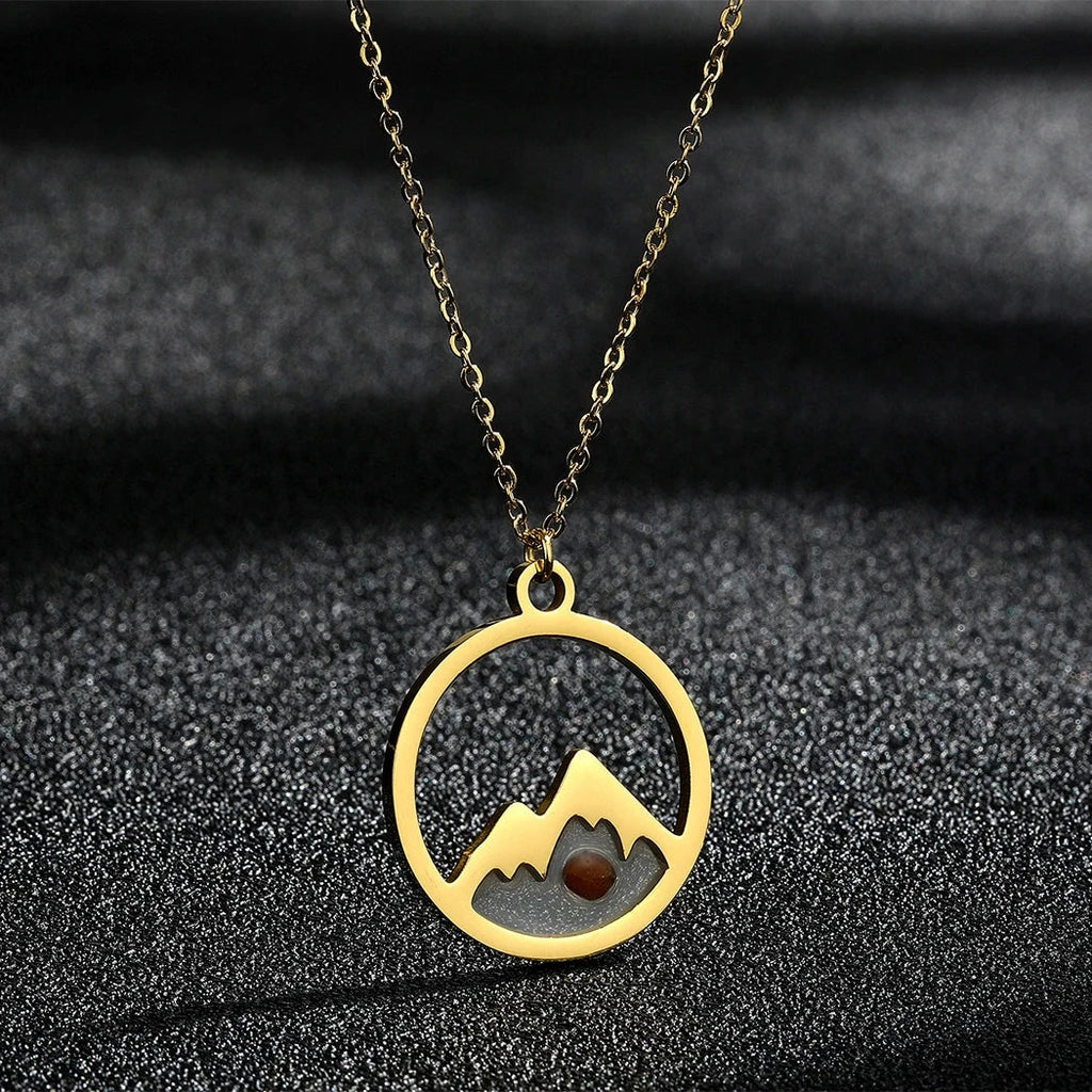 Necklace with Round Mountain and Seed Pendant in gold