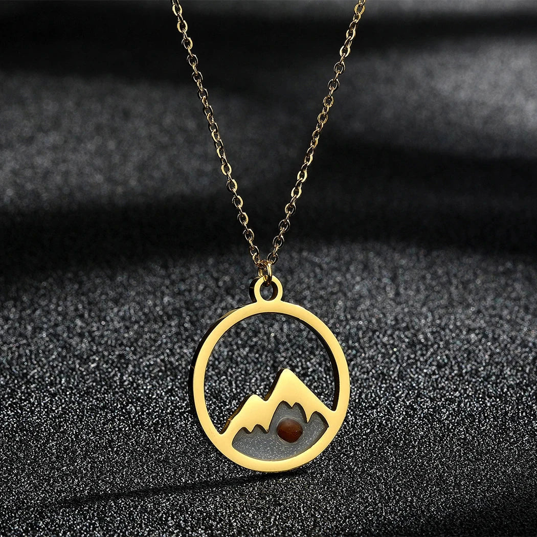 Necklace with Round Mountain and Seed Pendant in gold