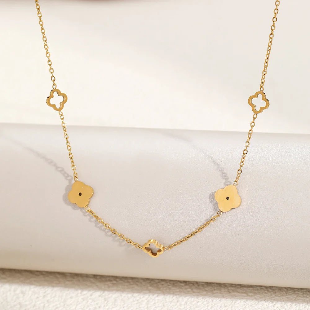 Four-Leaf Clover Pendant Necklace gold