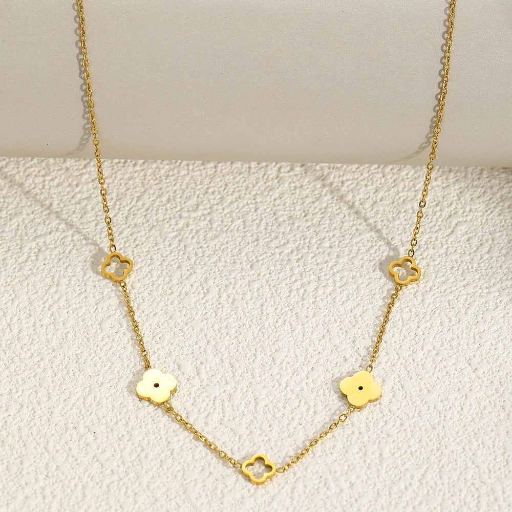Four-Leaf Clover Pendant Necklace gold