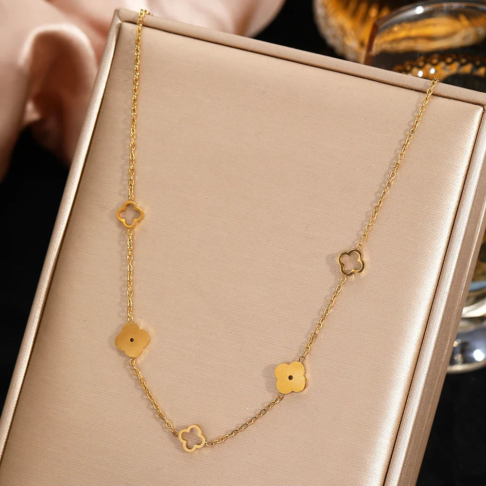 Four-Leaf Clover Pendant Necklace gold