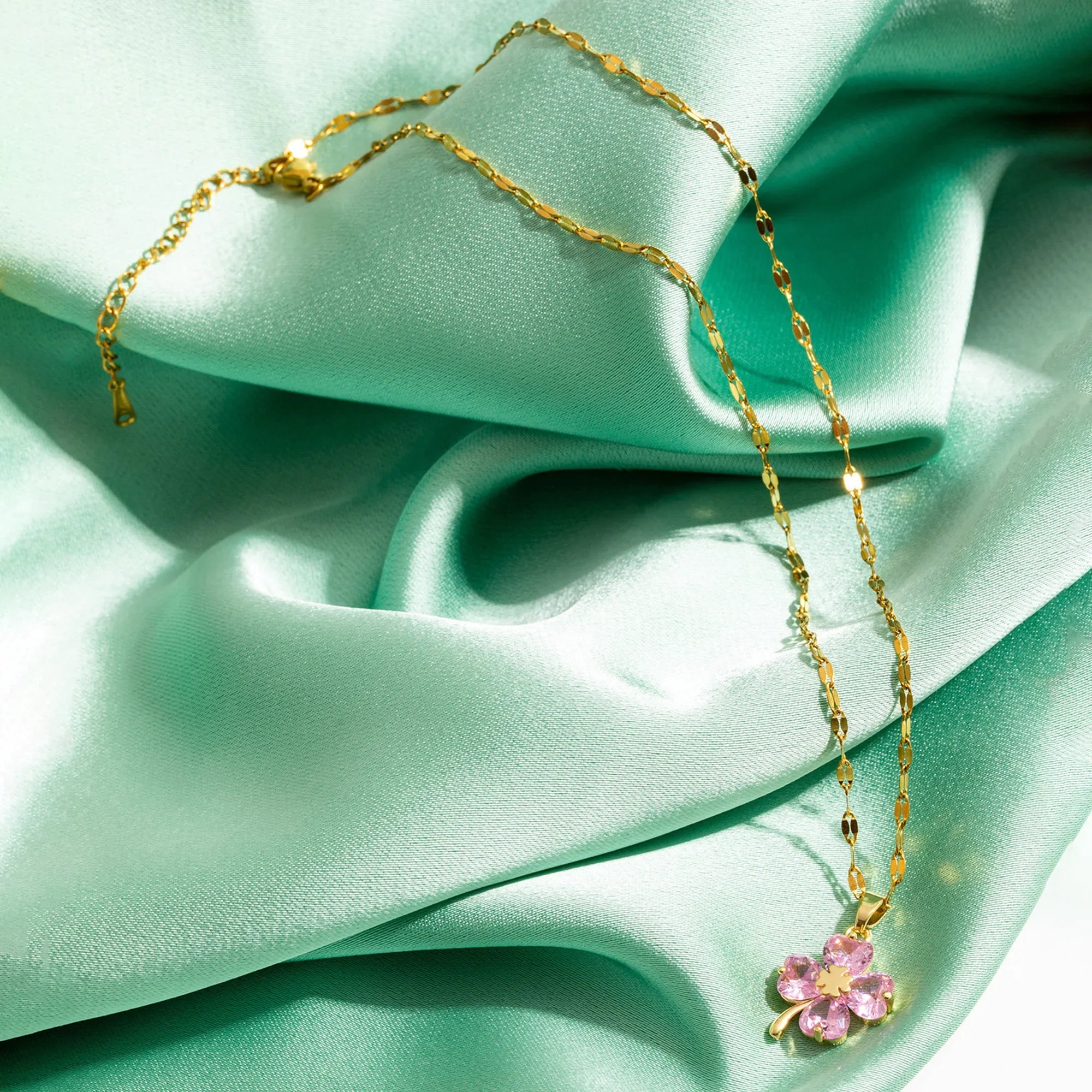 Necklace with Colorful Four-Leaf Clover Pendant gold and pink