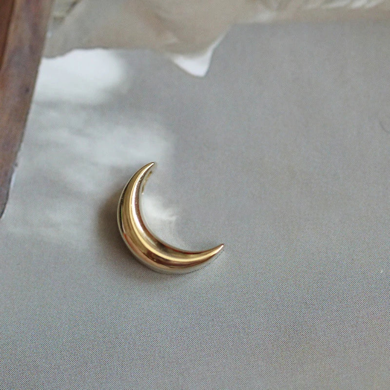 Subtle Necklace with Moon Pendant for Women in gold