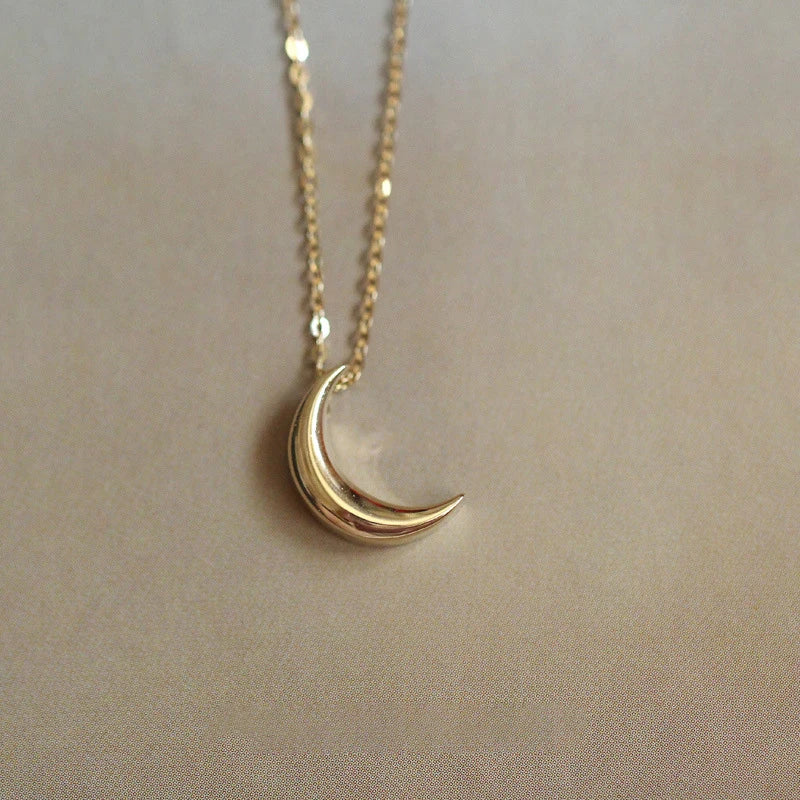 Subtle Necklace with Moon Pendant for Women in gold