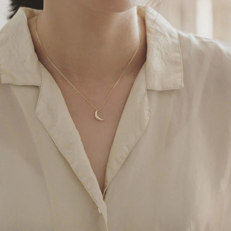 Subtle Necklace with Moon Pendant for Women in gold