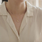Subtle Necklace with Moon Pendant for Women in gold