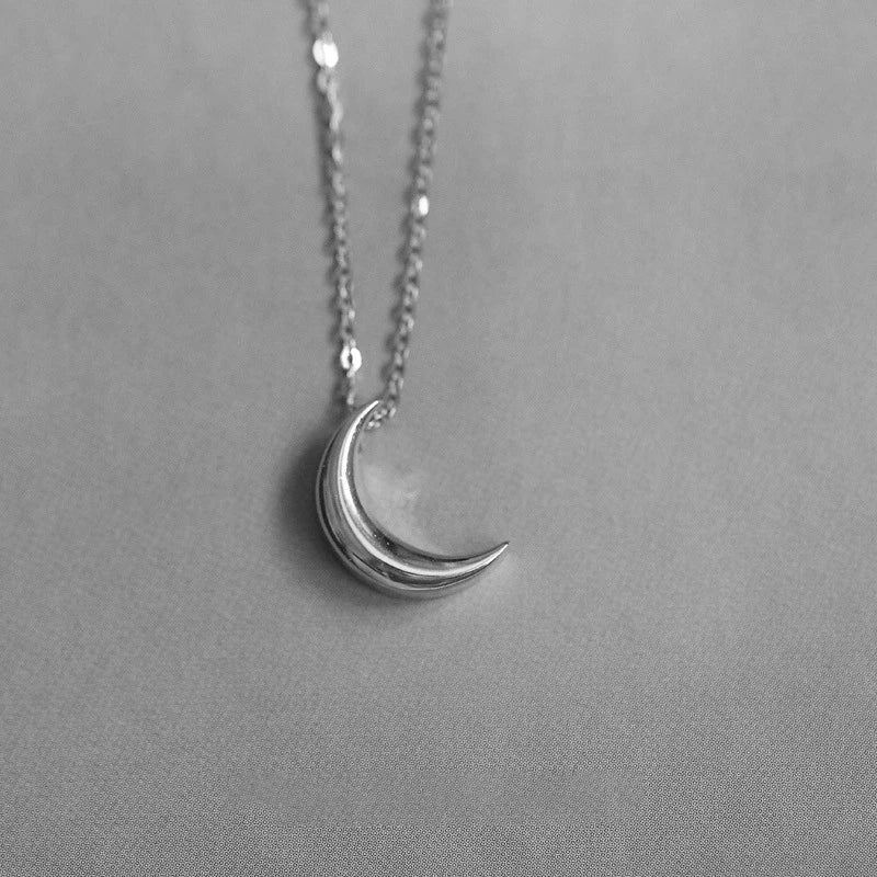 Subtle Necklace with Moon Pendant for Women in silver