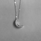 Subtle Necklace with Moon Pendant for Women in silver