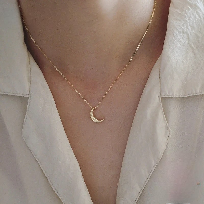Subtle Necklace with Moon Pendant for Women in gold