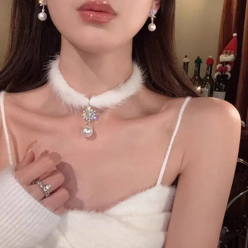 Elegant Feather Choker Necklace with Pearl Pendant