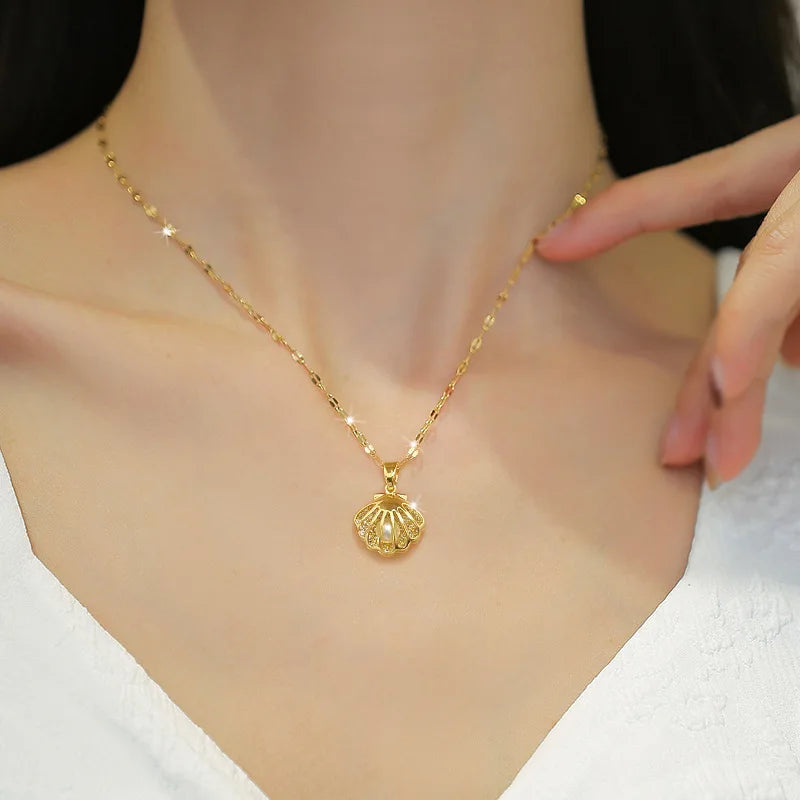 Seashell Scallop Shell and Pearl Pendant Necklace 