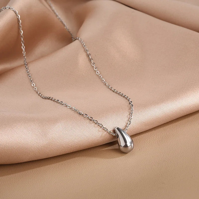 Fine Water Drop Pendant Necklace in silver