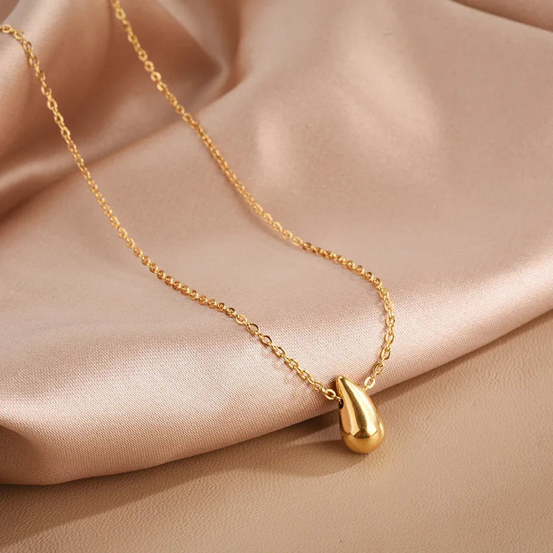 Fine Water Drop Pendant Necklace in gold