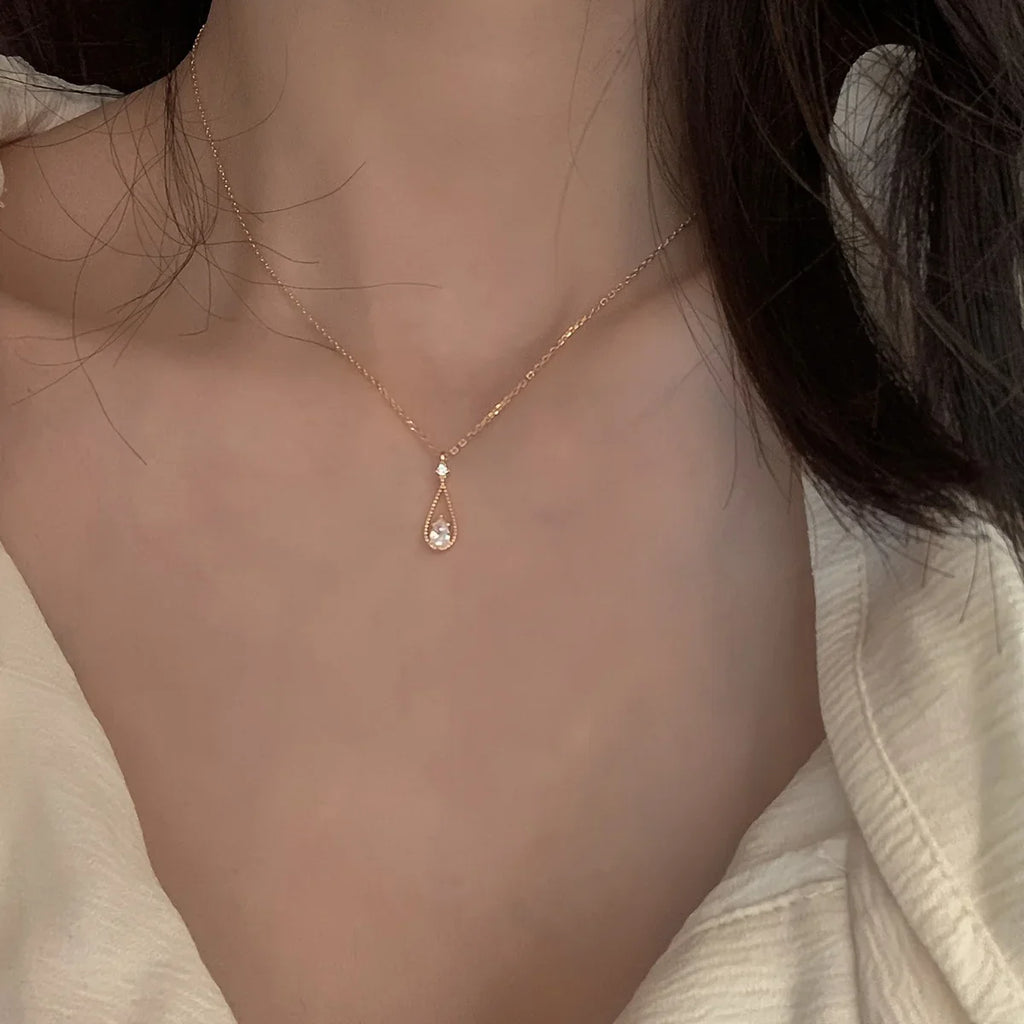 Fine Teardrop and Pearl Pendant Necklace in gold