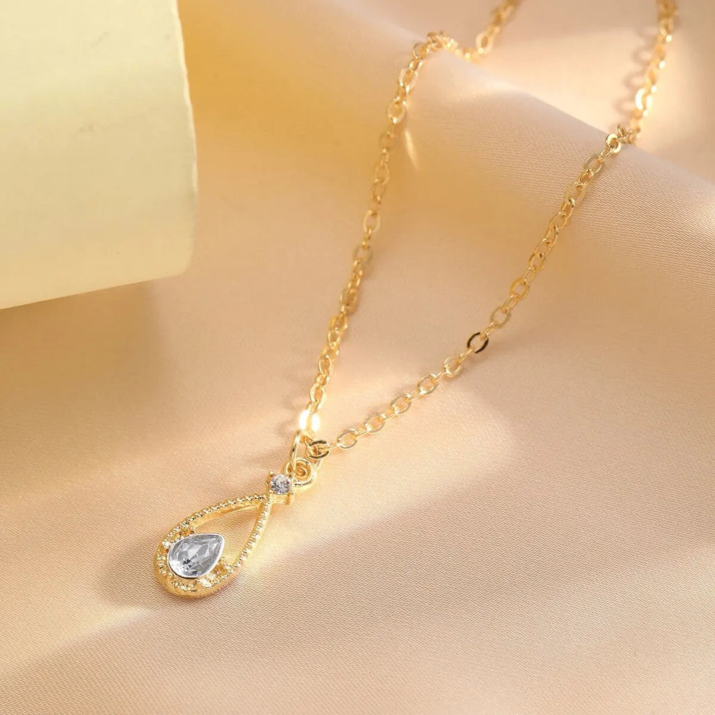 Fine Teardrop and Pearl Pendant Necklace in gold