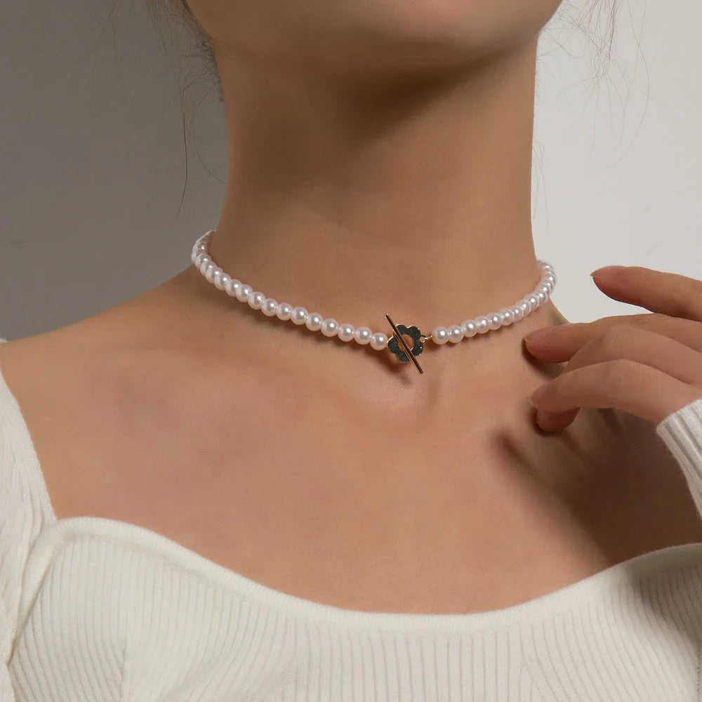 Floral Pendant Choker Necklace in White and Silver