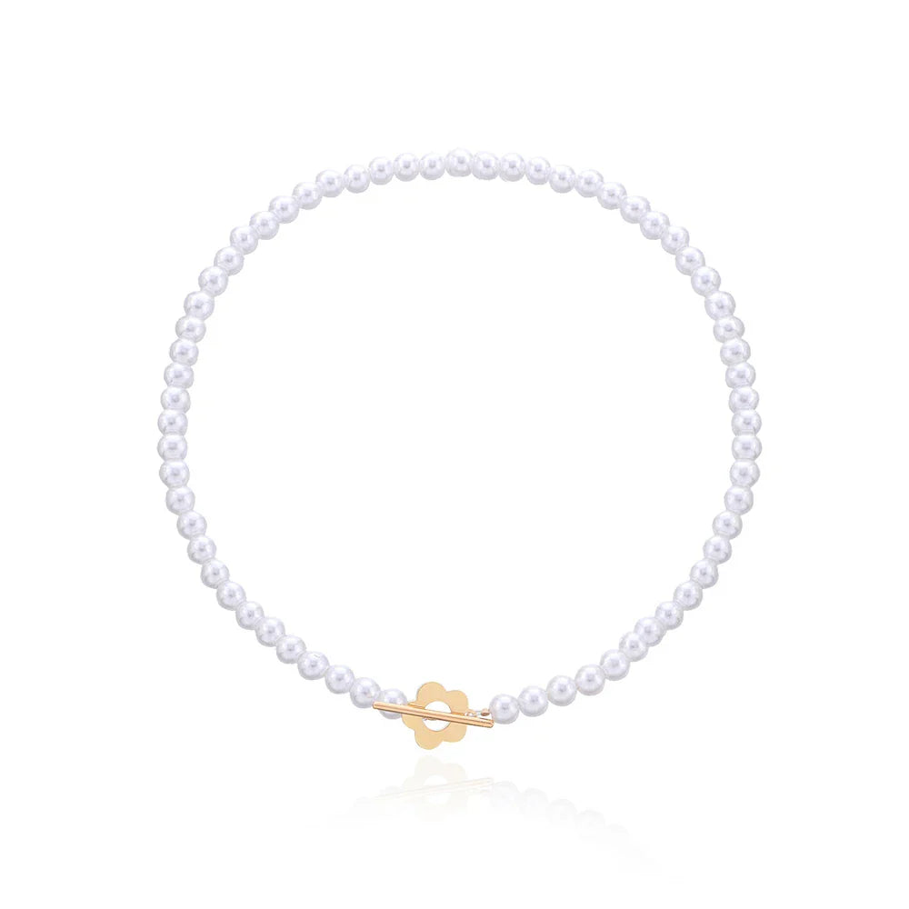Floral Pendant Choker Necklace in White and Gold