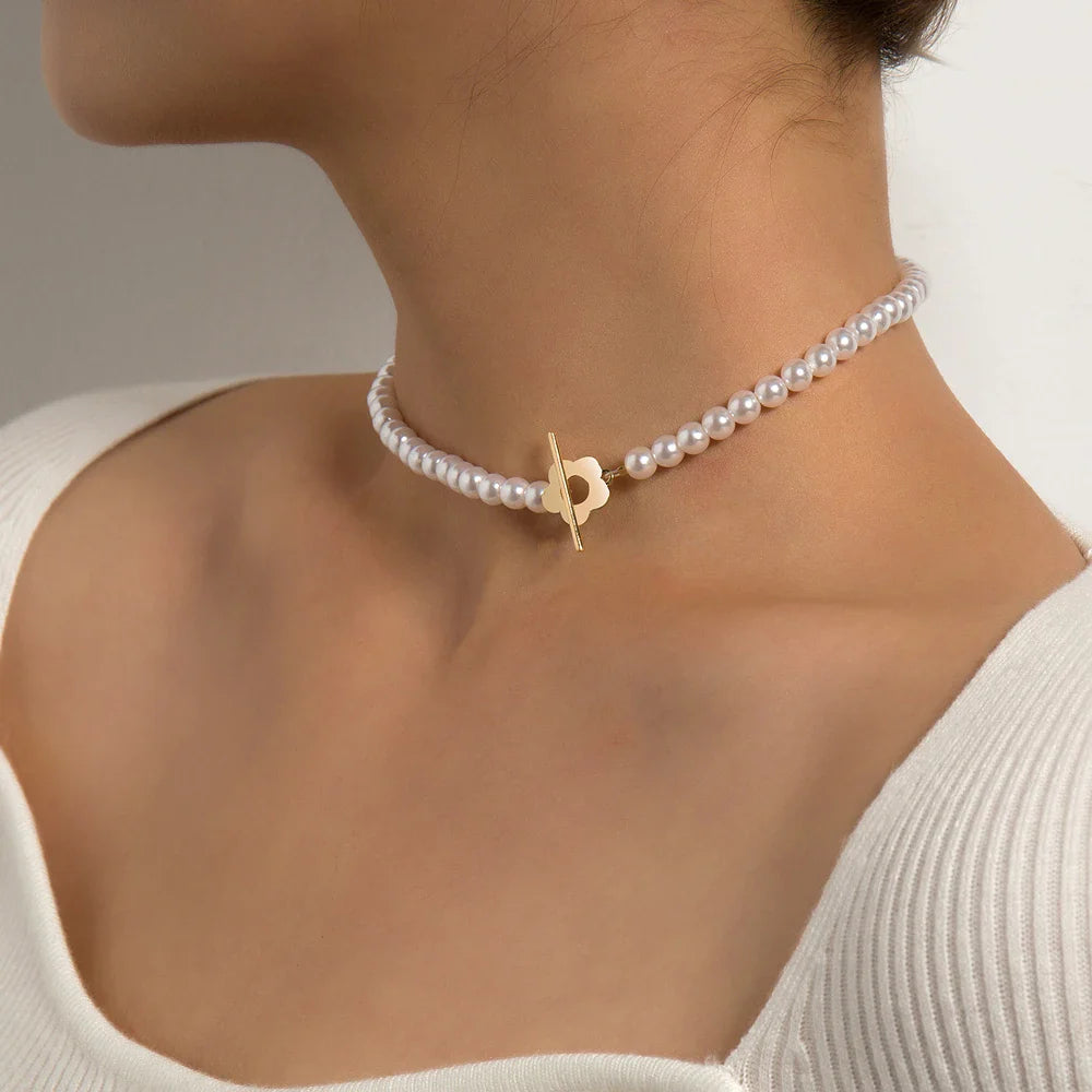 Floral Pendant Choker Necklace in White and Silver