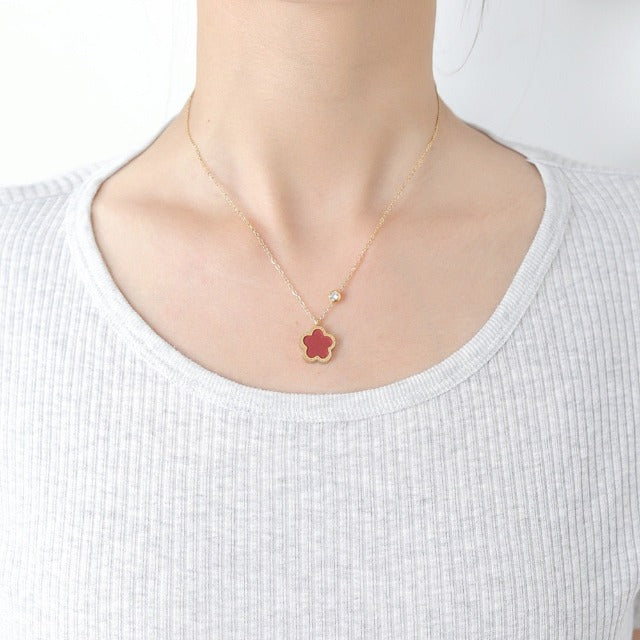 Mother-of-Pearl Clover Necklace with Gold Chain Pendant for Women red