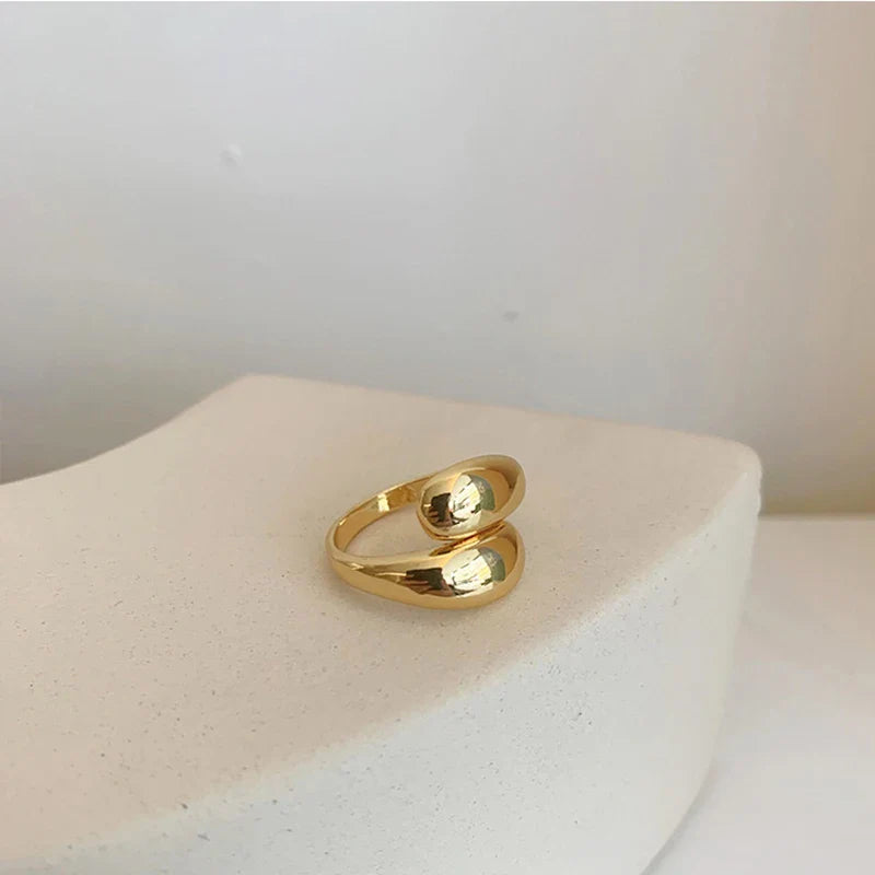 Elegant Water Drop Ring in Gold