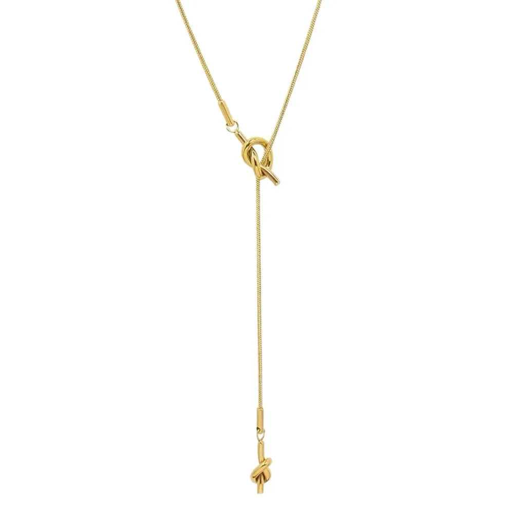 Necklace with bow pendant in gold design
