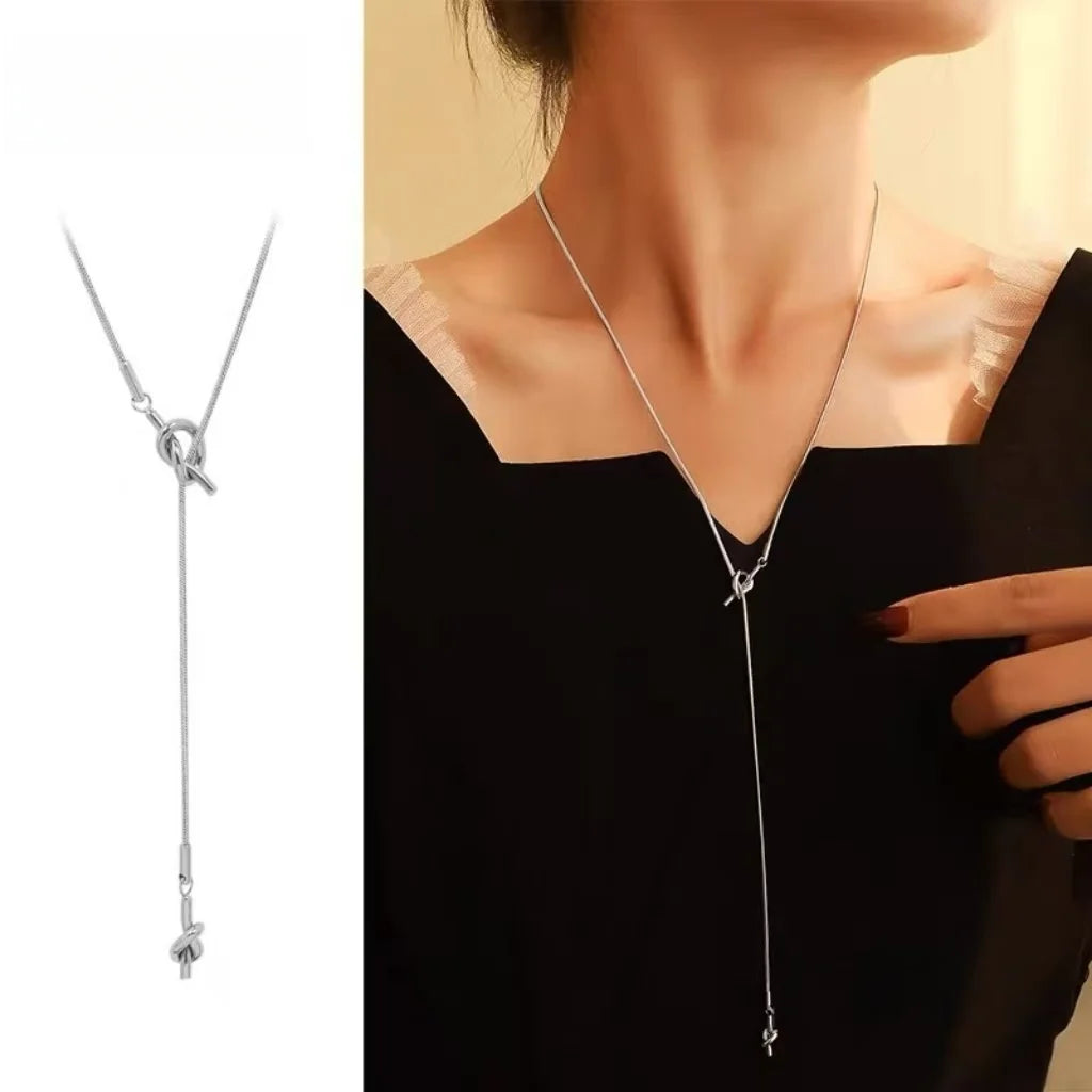 Necklace with bow pendant in silver